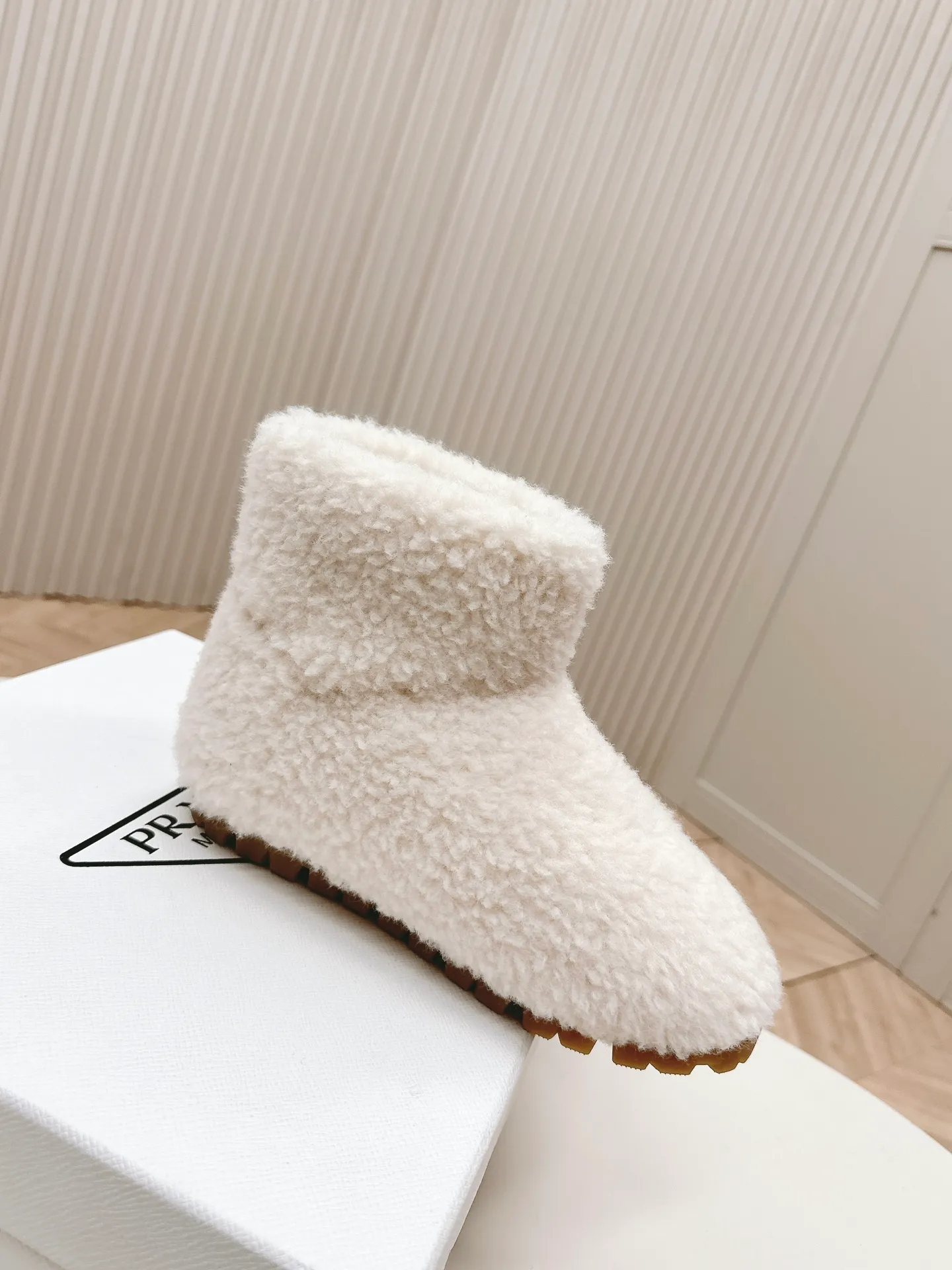 👟👟Ex-factory price 560👟👟 Prada prada24 autumn and winter furry short boots snow boots． The classic triangle buckle is comfortable, cute, cute, fashionable, elegant and versatile. The wool is comfortable and soft, awakening the warmth of autumn and winter. Let you walk comfortably from morning to night. You can easily manage the changing seasons. Wool, original outsole! 35-40 yards